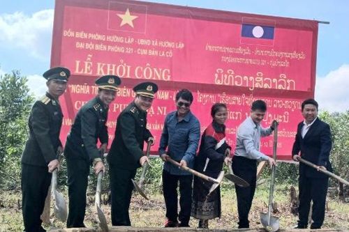 Xây dựng công trình 'Nghĩa tình nơi biên giới Việt Nam - Lào'