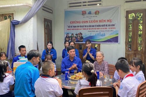 Chúng con luôn bên mẹ