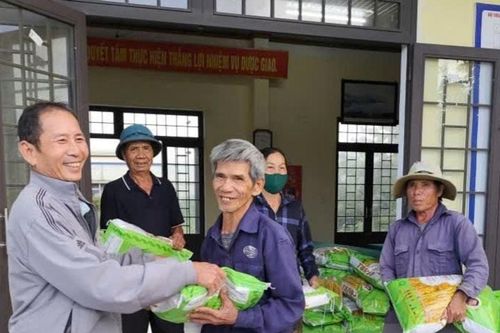 Hỗ trợ 3 tấn lúa giống và 120 phần quà cho các hộ dân khó khăn