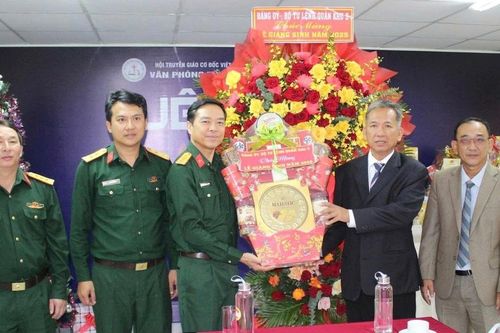 Bộ Chỉ huy Quân sự thành phố Đà Nẵng chúc mừng các cơ sở tôn giáo dịp Lễ Giáng sinh năm 2025