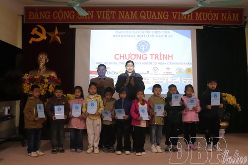 Trao tặng BHXH, BHYT cho người dân xã Thanh Yên