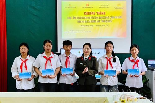 Nhiều phần quà tặng phụ nữ và học sinh hoàn cảnh khó khăn xã Mường Ảng