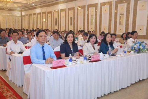 Họp mặt, khen thưởng đảng viên là người có đạo, người dân tộc thiểu số tiêu biểu năm 2025