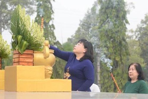 Đoàn đại biểu Đại hội Phụ nữ tỉnh viếng Nghĩa trang Liệt sĩ tỉnh