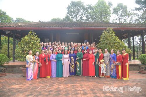Đoàn đại biểu Phụ nữ tỉnh dâng hương tại Khu di tích lịch sử Nam kỳ Khởi Nghĩa