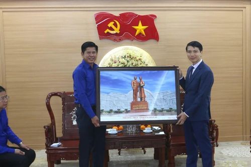 Phó Bí thư Tỉnh ủy Nguyễn Ngọc Lương tiếp xã giao Đoàn công tác của Đoàn Thanh niên Nhân dân Cách mạng tỉnh Champasak
