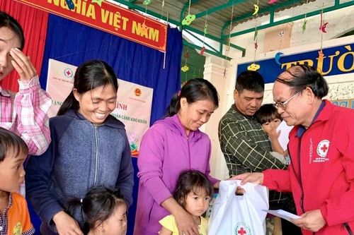Hội Chữ thập đỏ Gia Lai trao 110 suất quà đến đối tượng chính sách, gia đình khó khăn