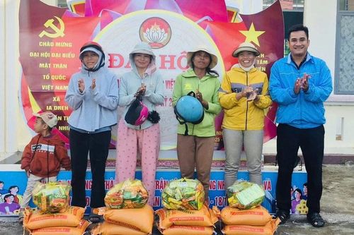 Tặng 70 suất quà trong chương trình Ấm áp mùa đông tại xã Ia Dreh