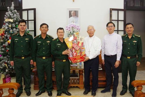Bộ đội Biên phòng tỉnh Khánh Hòa thăm, chúc mừng các cơ sở tôn giáo nhân dịp Giáng sinh