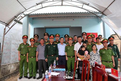 Những ngôi nhà ấm tình quân dân
