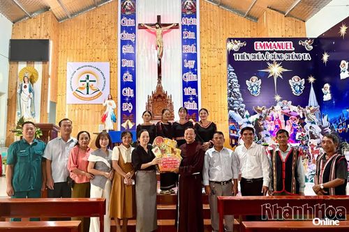 Lãnh đạo xã Trung Khánh Vĩnh thăm, chúc mừng các cơ sở tôn giáo nhân dịp Giáng sinh
