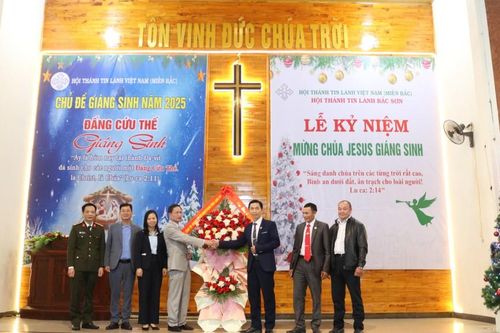 Đoàn công tác của tỉnh thăm hỏi, chúc mừng Ban Đại diện Tin lành tỉnh Lạng Sơn và các giáo xứ đạo Công giáo nhân dịp Lễ Giáng sinh 2025