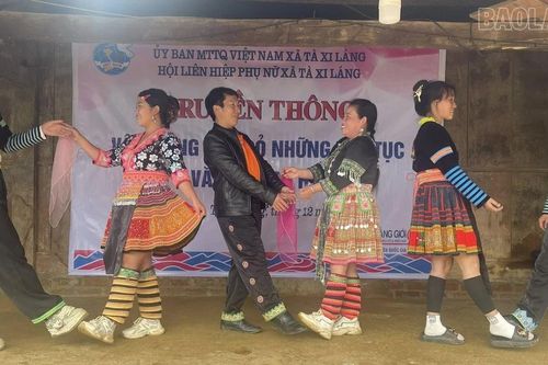 Hơn 400 người dân Tà Xi Láng tham gia truyền thông xóa bỏ những tập tục văn hóa có hại và bình đẳng giới
