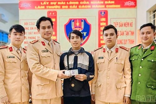 Lào Cai: Cảnh sát giao thông giúp người dân tìm lại 10 triệu đồng đánh rơi