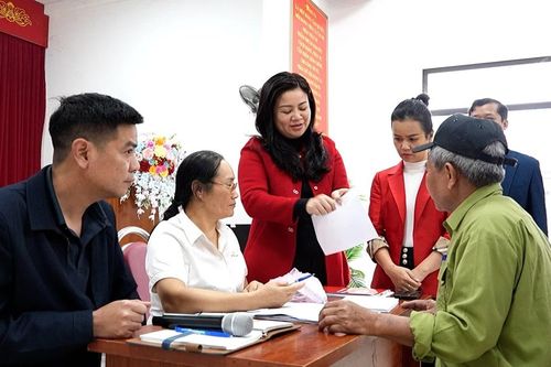 Cấp phát tiền mặt hỗ trợ sinh kế cho người dân bị ảnh hưởng bởi thiên tai