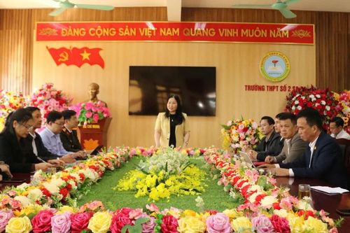 Phó Chủ tịch UBND tỉnh Vũ Thị Hiền Hạnh trực tiếp kiểm tra và đối thoại với người dân tại một số trường học trên địa bàn xã Bản Hồ