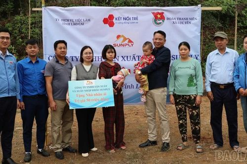 Lục Yên: Trao 50 triệu đồng hỗ trợ xây dựng Nhà nhân ái cho hộ nghèo tại thôn Làng Thọc
