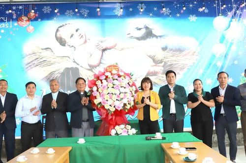 Lãnh đạo phường Trung Tâm thăm, tặng quà Giáo xứ Đồng Lú