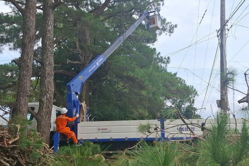Đội Quản lý điện Lâm Hà nỗ lực vượt khó, bảo đảm cung cấp điện an toàn cho người dân