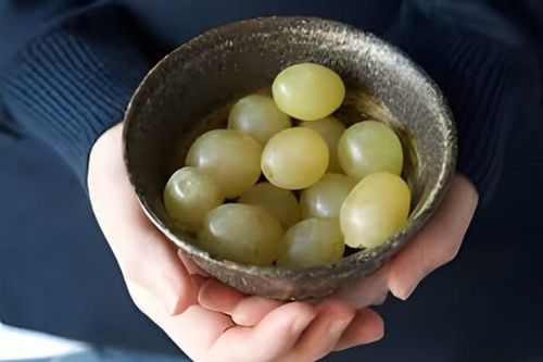 Ý nghĩa và cách thực hiện trào lưu ăn 12 quả nho đêm giao thừa