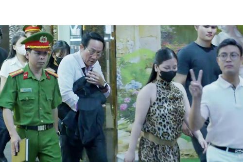 Gia đình trái dấu tập 10: Ông Phi đi karaoke tay vịn khiến vợ sụp đổ