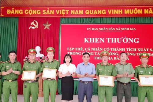 Xã Ninh Gia khen thưởng thành tích triệt phá đường dây ma túy của lực lượng công an