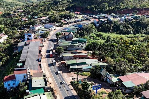 Người dân Trường Xuân thấp thỏm qua đoạn dốc nguy hiểm