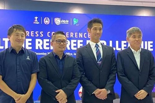Trọng tài Nhật Bản biết võ thuật sang Indonesia cầm còi