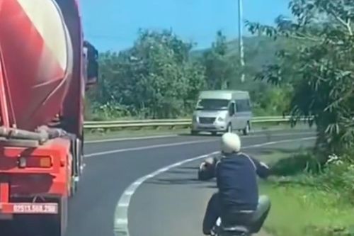 Lâm Đồng tịch thu xe máy 'bốc đầu' so kè với xe bồn trên Quốc lộ 20