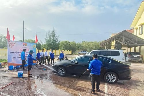 Rửa xe gây quỹ hỗ trợ học sinh có hoàn cảnh khó khăn trong dịp tết Nguyên đán