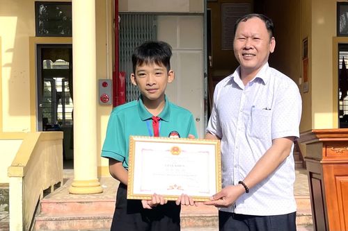 Khen thưởng học sinh nhặt được của rơi, trả người đánh mất