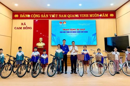 Xã Cam Hồng trao tặng 25 chiếc xe đạp cho học sinh có hoàn cảnh khó khăn