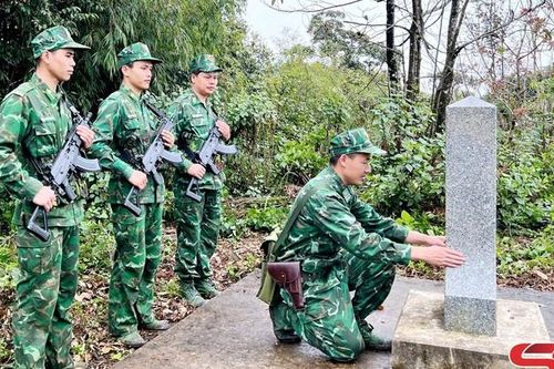 Xây dựng đơn vị vững mạnh, giữ vững chủ quyền an ninh biên giới