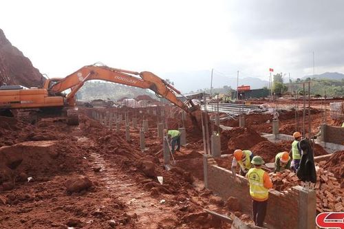 Hối hả trên công trình Dự án trường liên cấp ở xã biên giới Chiềng Sơn