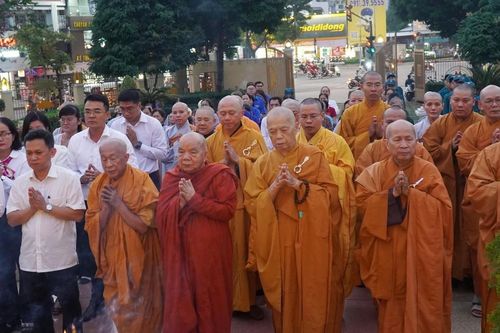 Chư Tăng Ni dâng hương tưởng niệm các anh hùng liệt sĩ tại Đài Liệt sĩ Gò Vấp