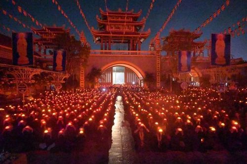 Hải Phòng: Hơn 2.000 người tham dự đêm hoa đăng vía Phật A Di Đà tại chùa An Hồng