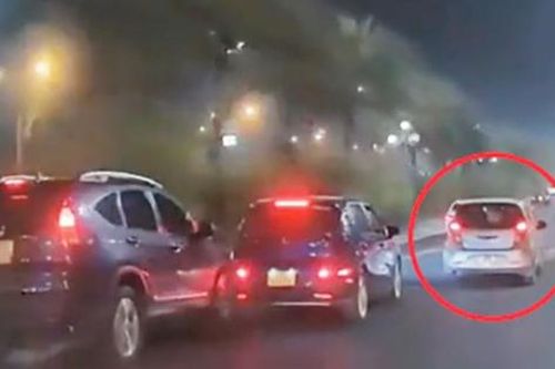 Xe con chuyển làn không xi nhan, gây va chạm trên đường Võ Nguyên Giáp, Hà Nội