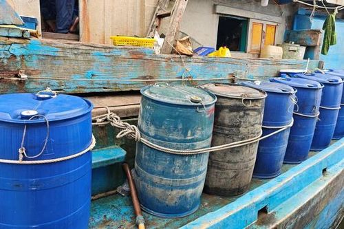 Hai tàu cá vận chuyển 47.000 lít dầu không rõ nguồn gốc trên vùng biển Đà Nẵng