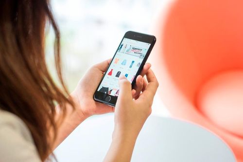 Mua sắm online: Tiết kiệm thời gian hay nguy cơ 'cháy túi'?