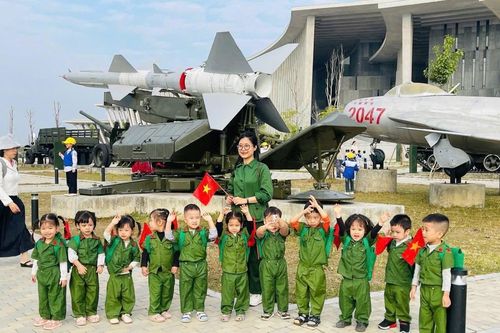 Hà Nội: Âm vang truyền thống ngày 22/12 trong trường học