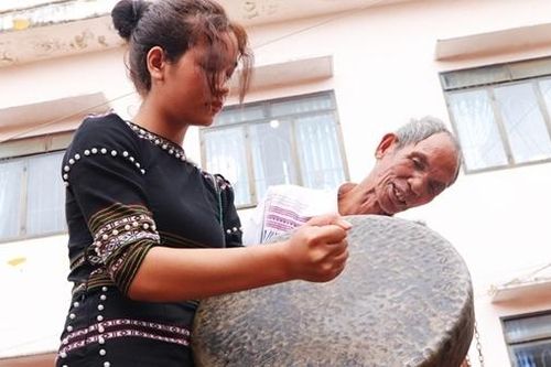 Cấp chứng nhận hoàn thành lớp truyền dạy nhạc cụ truyền thống cho 150 người đồng bào DTTS