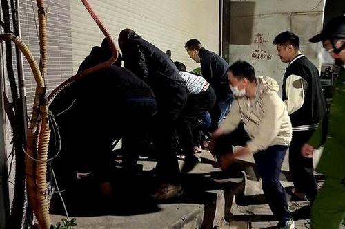 Phá cửa cuốn cứu 4 người mắc kẹt trong căn nhà sát chợ