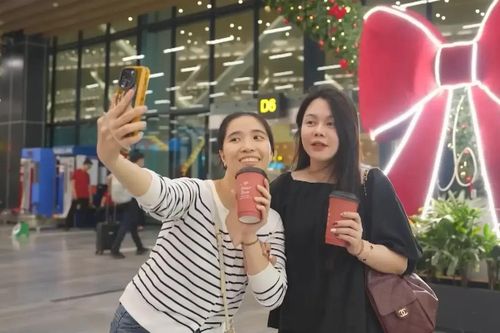 Nhà ga T3 thu hút người dân check-in Giáng sinh