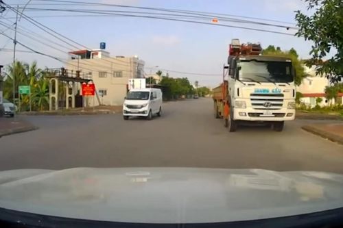 Ô tô lấn sang phần đường ngược chiều gây nguy hiểm