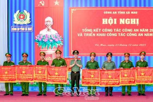 Công an tỉnh Cà Mau nhận Cờ dẫn đầu phong trào thi đua năm 2025 của Bộ Công an