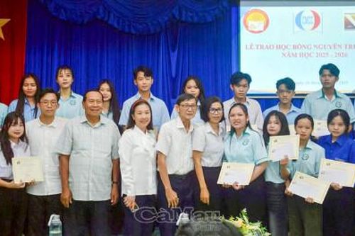 Trao 28 suất học bổng Nguyễn Trường Tộ cho sinh viên Cà Mau