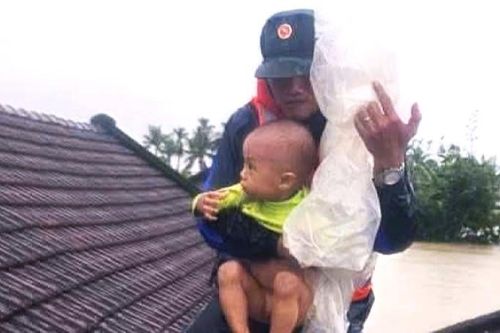 Gặp người lính bế em bé trên mái nhà giữa lũ dữ ở Đắk Lắk
