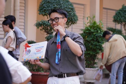 Khoảnh khắc được xướng tên thủ khoa Công nghệ thông tin trong lễ tốt nghiệp