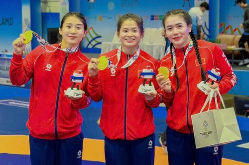 Xem 3 chị em võ sĩ Việt Nam quét sạch đối thủ, thống trị sới vật SEA Games 33