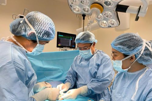 Cứu sống bé trai sinh non viêm ruột nguy kịch